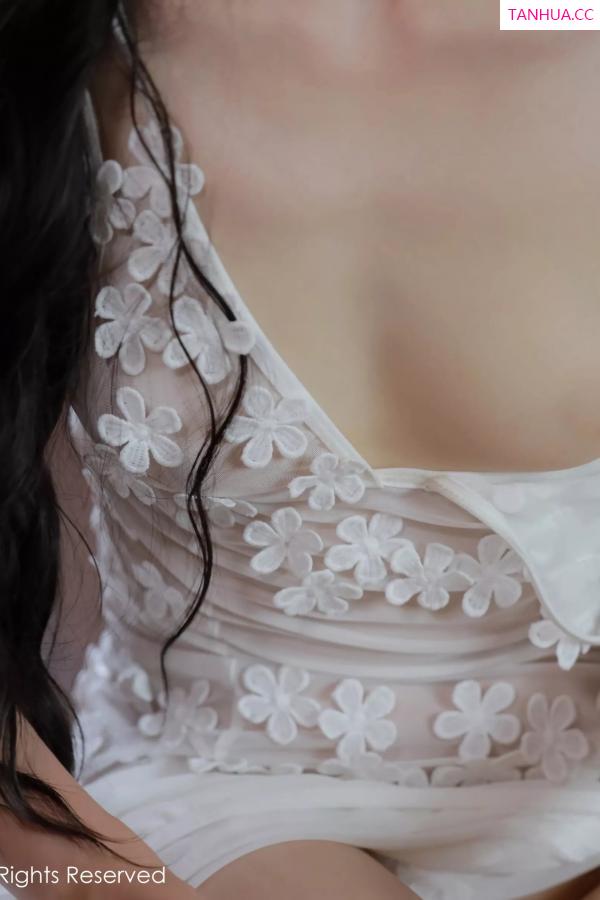   [XiuRen]高清写真图 2025.04.25 No.10198 橙子酱Lillian 白色蕾丝第72张图片